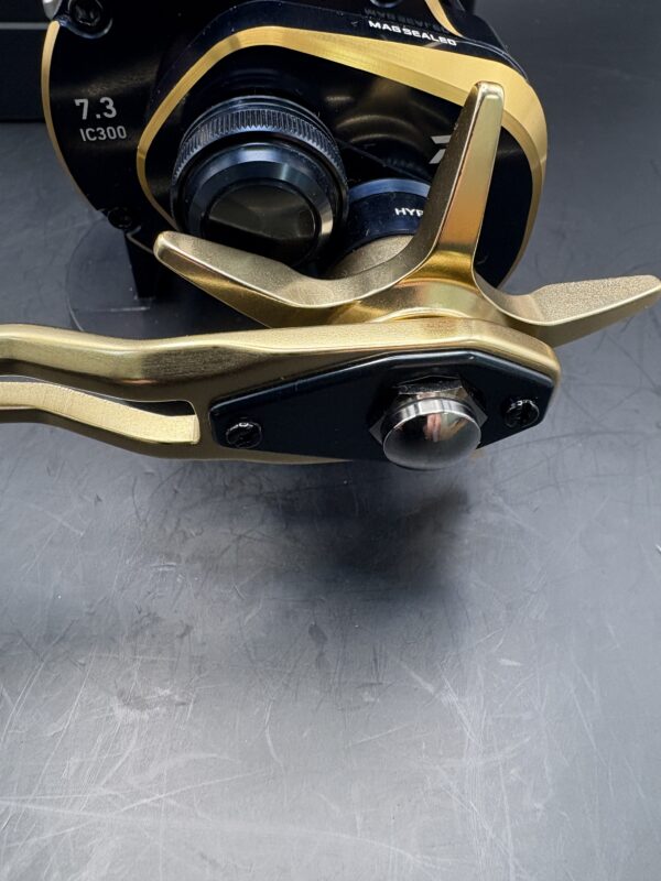 Daiwa 21 SALTIGA IC 300H-SJ Baitcasting Right Used With Box Rank A - Image 4